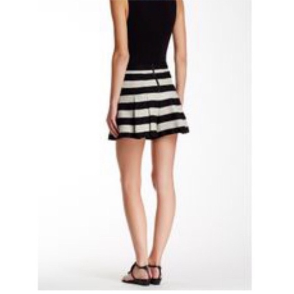 ALICE + OLIVIA Lurex Tweed Back Zip Pleated Short Black Silver Stripe - Picture 3 of 15